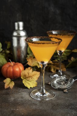 Cadılar Bayramı için hazırlık. Sonbahar içkisi bardakta, arka planda.