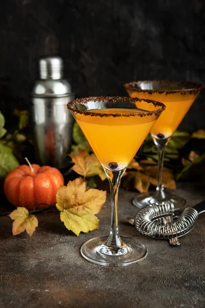 Cadılar Bayramı için hazırlık. Sonbahar içkisi bardakta, arka planda.