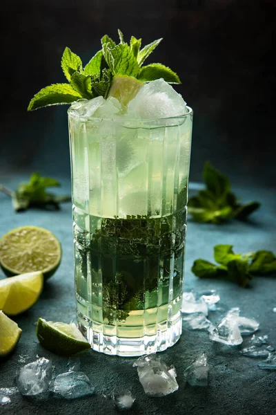 Refreshing Drink Mint Leaves Dark Concrete Background Selective Focus — Stock Photo, Image