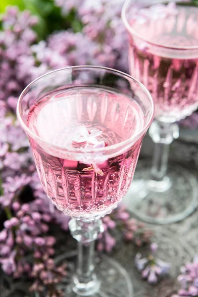 Gros Plan Verre Avec Vin Rose Mousseux Dans Verre Sur — Photo