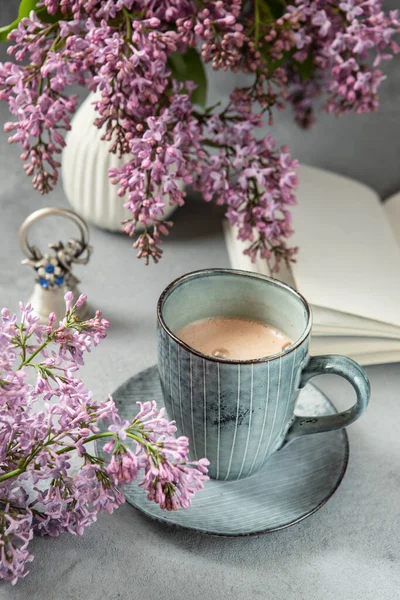 Composición Romántica Con Flores Lila Taza Cacao Concepción Nupcial Cumpleaños —  Fotos de Stock