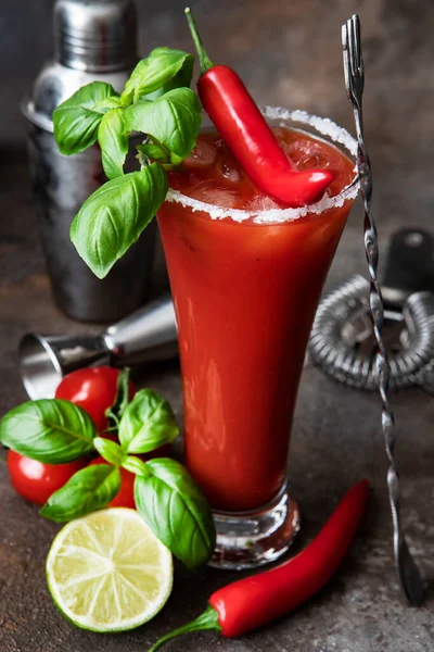 Fesleğen yapraklı Bloody Mary kokteyli. Buzlu domates. Taze biber, buz ve limon.