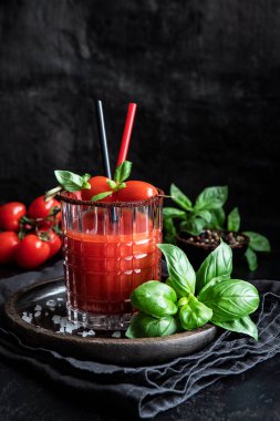 Alkolik kokteyl, koyu arka planda Bloody Mary, seçici odak, sığ alan derinliği