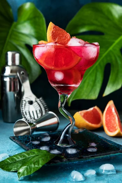 Martini Cocktail Red Grapefruit Tonic Ice Glass Colorful Background — Zdjęcie stockowe