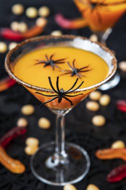 Cadılar Bayramı Kokteyli - Balkabağı Baharatlı Martini. Parti için Cadılar Bayramı kokteyli, balkabağı ve Cadılar Bayramı süsü.