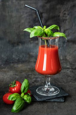 Alkolik kokteyl, koyu arka planda Bloody Mary, seçici odak, sığ alan derinliği