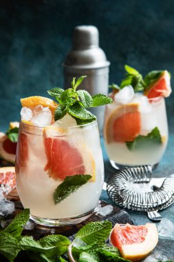 Koyu arkaplanda naneli bir bardak taze limonata, seçici odak noktasını kapat.