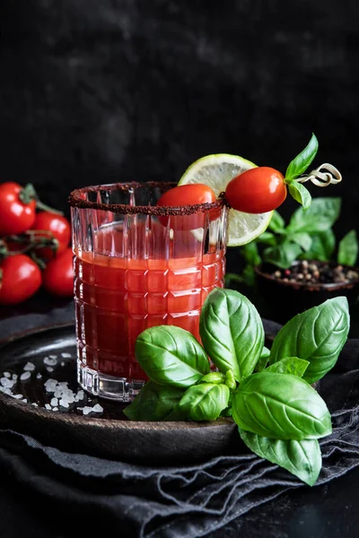 Bloody Mary Cocktail Glas Mit Basilikumblättern Und Kirschtomaten — Stockfoto