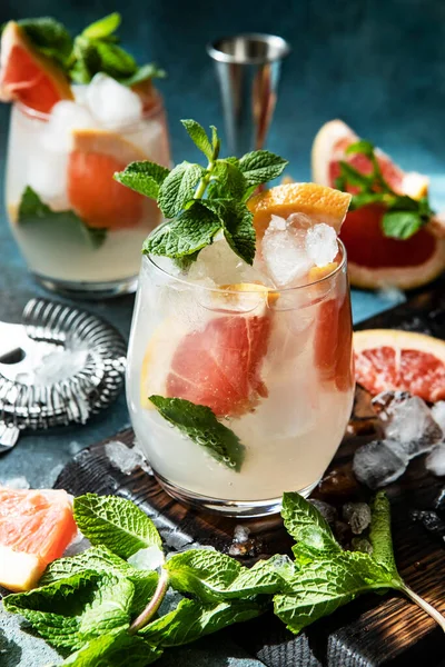 Verre Agrumes Boisson Froide Menthe Fraîche Faible Profondeur Champ Avec — Photo