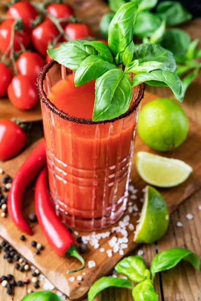 Coquetel Bloody Mary Vidro Com Folhas Manjericão Bebida Gelada Tomate — Fotografia de Stock