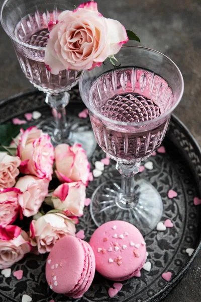 Gelas Sampanye Kue Dan Bunga Mawar Perayaan Pernikahan Ulang Tahun — Stok Foto