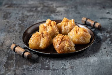 Geleneksel Orta Doğu tatlıları dekoratif tepside baklava, sığ alan derinliği ile seçici odak