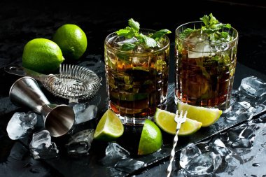 Cuba libre serin kokteyl cola, ROM, limon, nane ve soda, cam buz, parti konsept tatil