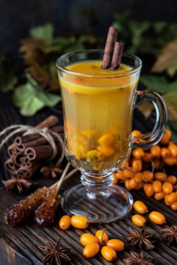 Cam fincanda taze böğürtlen ve yapraklı deniz dikenli çay. Bitki vitamin çayı.