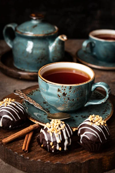 Mini Pasteles Chocolate Con Taza Caliente Enfoque Selectivo Profundidad Campo — Foto de Stock