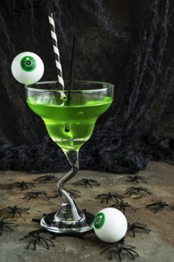 Cadılar Bayramı Kokteyli - Yeşil Martini. Cadılar Bayramı için Cadılar Bayramı kokteyli ve parti için Cadılar Bayramı dekorasyonu.