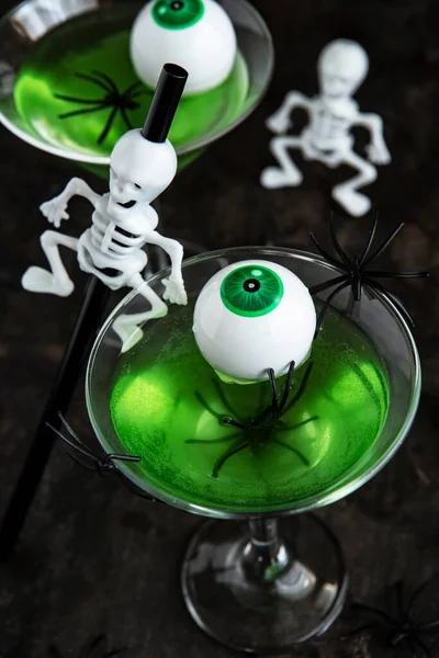 Zielony Koktajl Dekoracją Halloween Ciemnym Mistycznym Tle Selektywna Ostrość Płytką — Zdjęcie stockowe