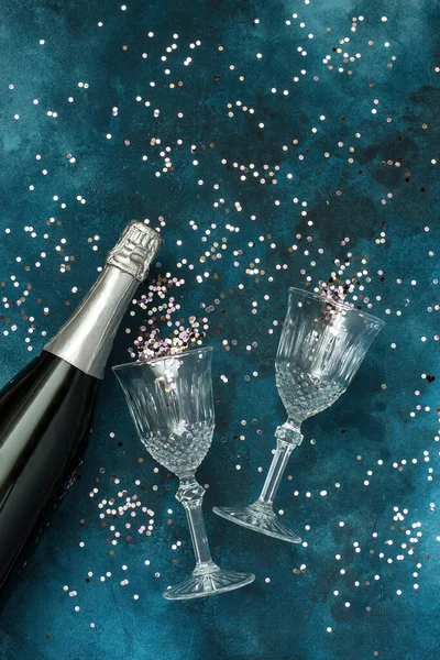庆祝背景 两个水晶香槟酒杯的顶部视图 瓶子与五彩缤纷的派对糖果 — 图库照片