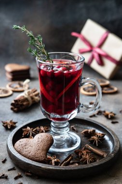 Sıcak baharatlı şarap ve lezzetli kurabiyelerle Noel kompozisyonu, sığ alan derinliği ile seçici odak