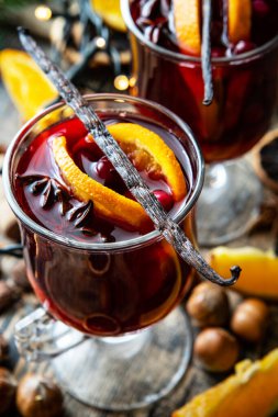 Noel 'de tarçın çubukları, anason yıldızları, kızılcık ve portakallı kırmızı şarap ilave edilir.  