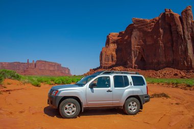 Offroad araç monument Valley toprak yol üzerinde