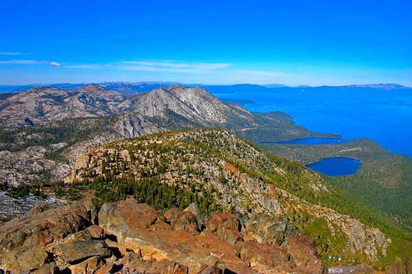 A vista aérea do lago Tahoe a partir do cume da montanha Tallac — Fotografia de Stock