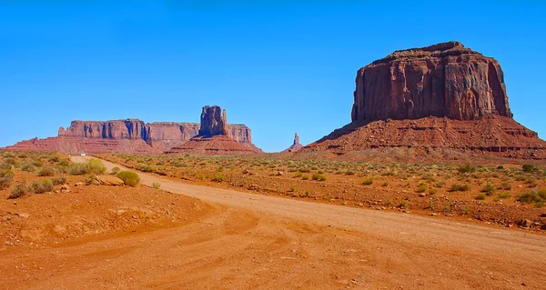 Onverharde weg in monument valley — Stockfoto