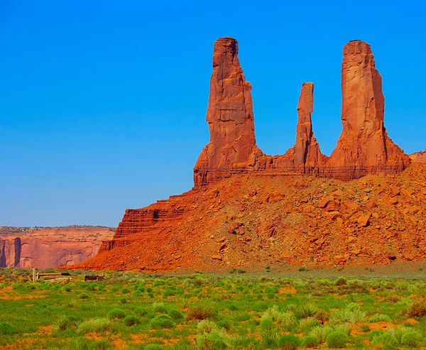 Monument valley landschap met rotsformaties en blauwe hemel — Stockfoto