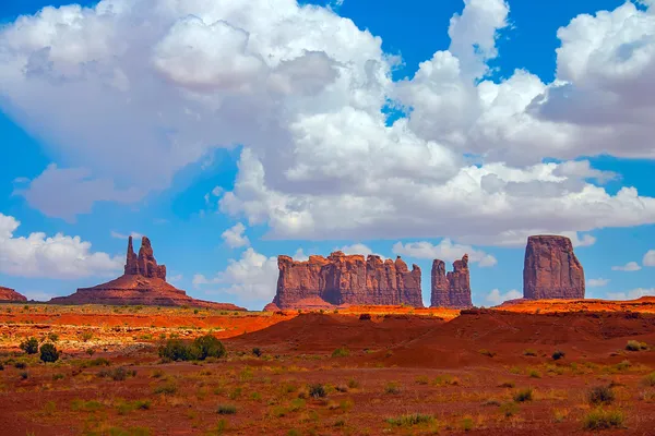 Monument valley manzara bulutlar ile — Stok fotoğraf