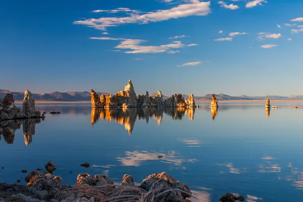 mono Gölü tüf oluşumları, california suya yansıyan.