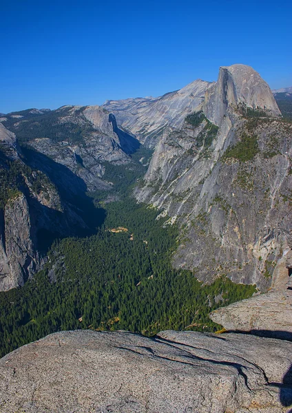 Half Dome and Yosemite Valley view from Glacier Point in summer. — Stock Photo, Image