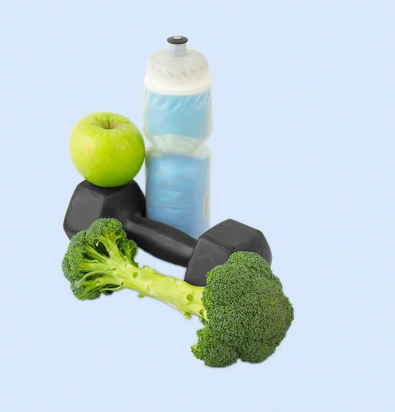 Hantle z brokułów z butelka wody i zielone jabłko — Zdjęcie stockowe