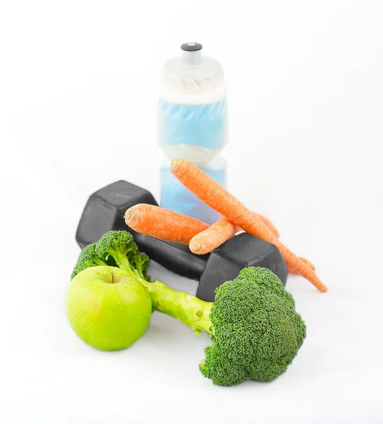 Dumbells gemaakt van broccoli met fles water, wortelen en groene een — Stockfoto