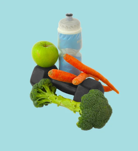 Mancuernas hechas de brócoli con botella de agua, zanahorias y verde a —  Fotos de Stock