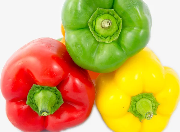 Een mix van verschillend gekleurde paprika geïsoleerd op witte achterzijde — Stockfoto