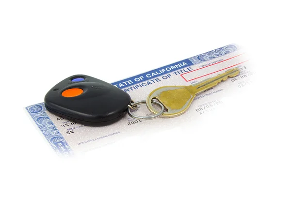 Porté clé de voiture sur le certificat de titre californien avec crean histo — Photo