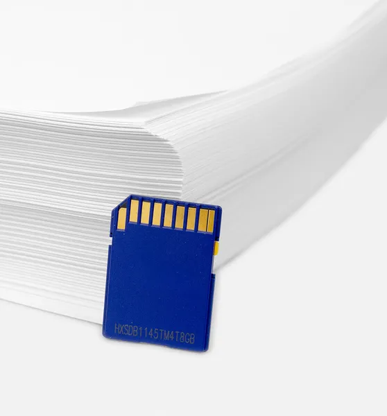 SD-geheugenkaart met een stapel papier. hardcopy back-up of ga papierloze idee. — Stockfoto