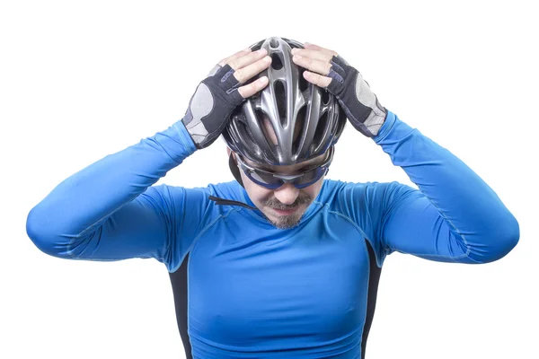 Ciclista adulto mettere casco su — Foto Stock