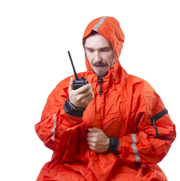 Hombre en la rueda de tormenta hablando en la radio marina — Foto de Stock