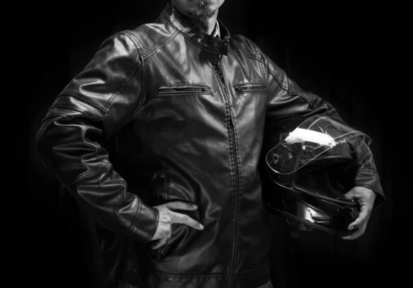 Kahverengi deri ceket içinde yetişkin motosikletçi. — Stok fotoğraf