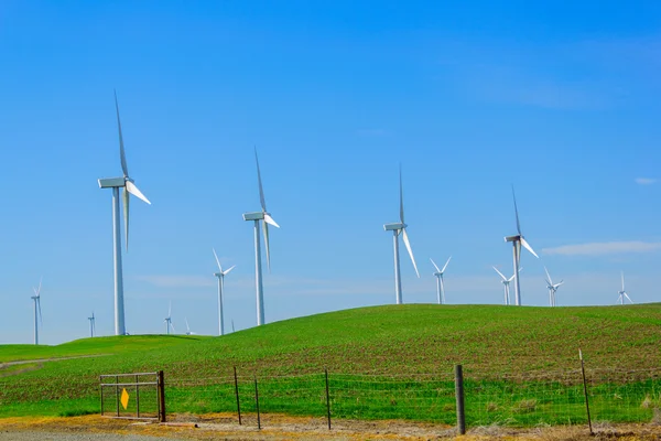 Moinho de vento gerador de energia . — Fotografia de Stock