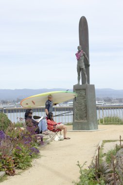 Santa cruz, ca - 23 Mart: paddleboarder yürür sörfçü faturası