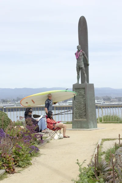 SANTA CRUZ, CA - 23 MARZO: Paddleboarder cammina vicino al promemoria del surfista — Foto Stock