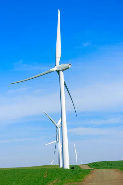 Moinho de vento gerador de energia . — Fotografia de Stock
