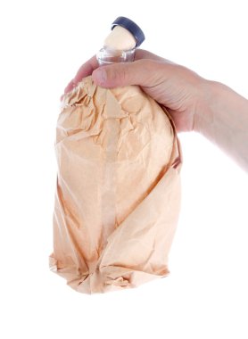 kağıt torba alkol şişesi açmak.