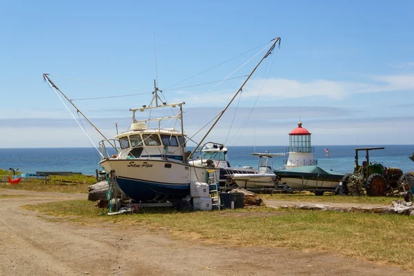 SHELTER COVE, CALIFORNIA, EE.UU. - 10 DE JUNIO. Faro y acarreado o —  Fotos de Stock