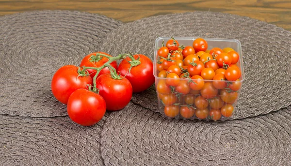 Fancy orange cherry tomatoes and red tomatoes on vine. — Stok fotoğraf