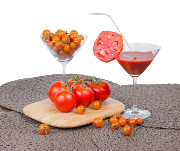 Jugo de tomate en el vaso, tomates cherry de naranja y tomate rojo — Foto de Stock