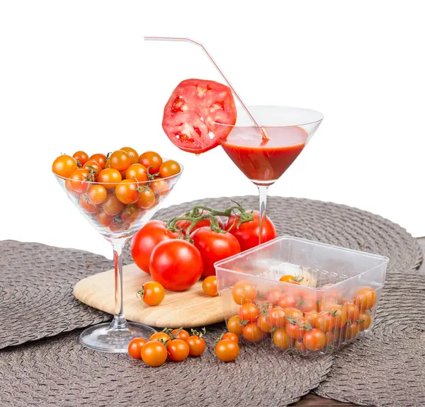 Jus de tomate dans le verre, tomates cerises orange et tomate rouge — Photo