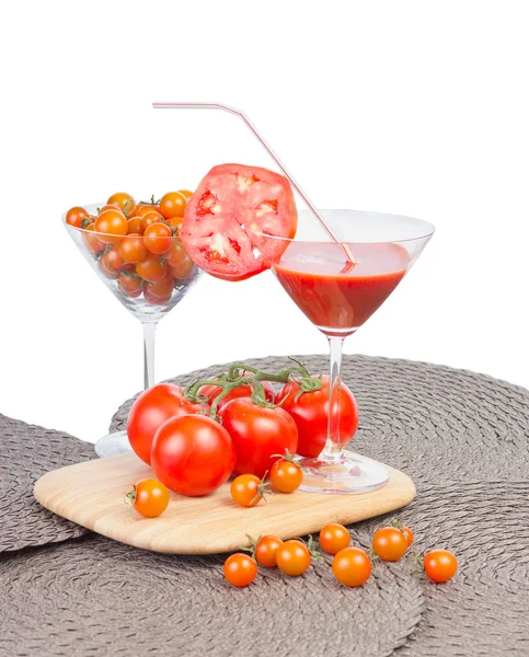 Jugo de tomate en el vaso, tomates cherry de naranja y tomate rojo — Foto de Stock